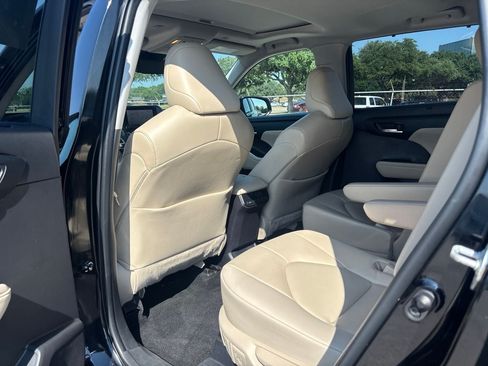 Used 2023 Toyota Highlander XLE FWD image 11