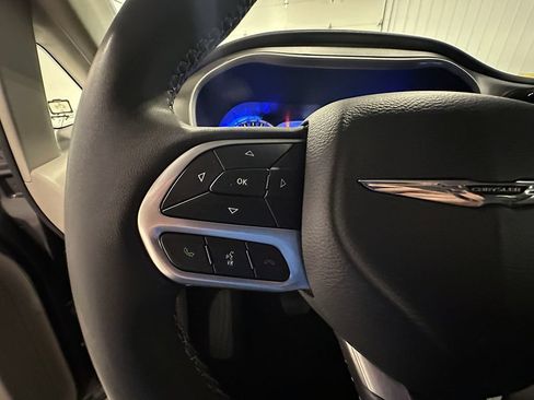 Used 2023 Chrysler Pacifica Touring-L FWD image 38