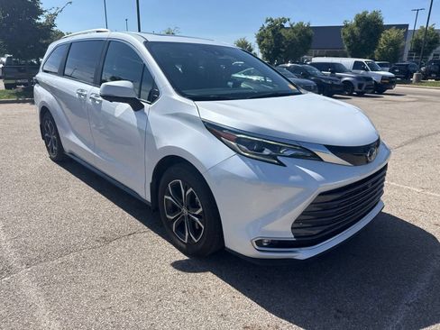 Used 2025 Toyota Sienna Platinum AWD/4WD image 3
