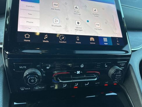 Used 2024 Jeep Grand Cherokee Limited image 40