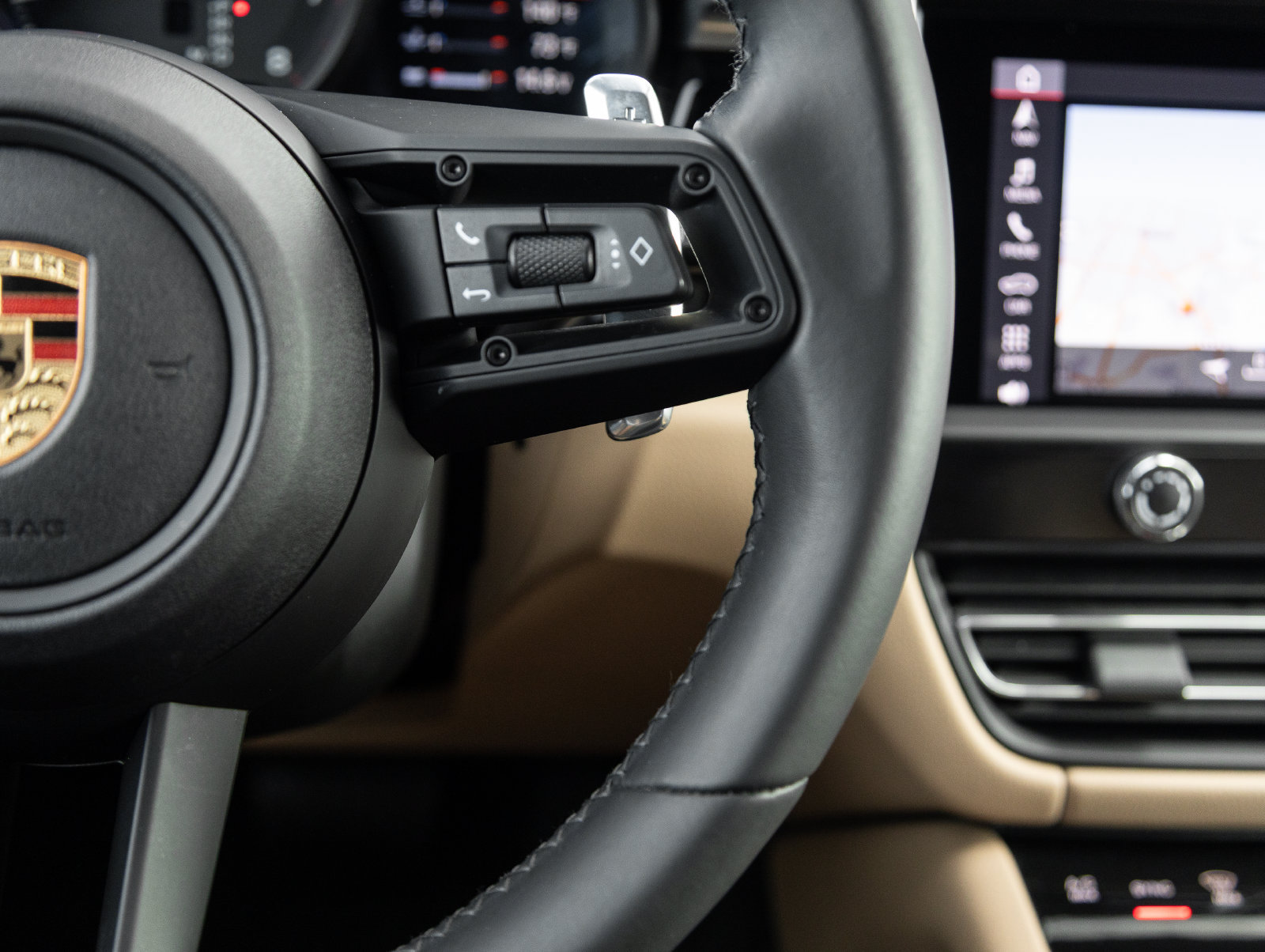 Certified 2024 Porsche Macan AWD/4WD image 16