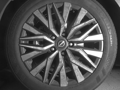 Used 2025 Nissan Altima 2.5 SV FWD image 12