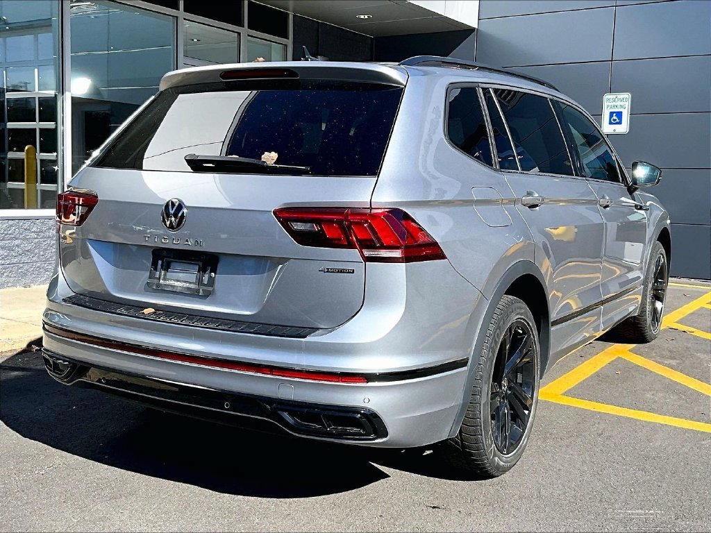Used 2024 Volkswagen Tiguan SE R-Line AWD/4WD image 3