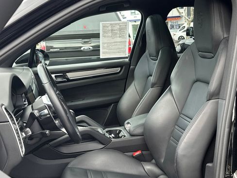 Used 2023 Porsche Cayenne Platinum Edition image 6