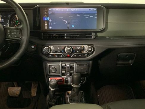 Used 2024 Jeep Gladiator Mojave AWD/4WD image 3