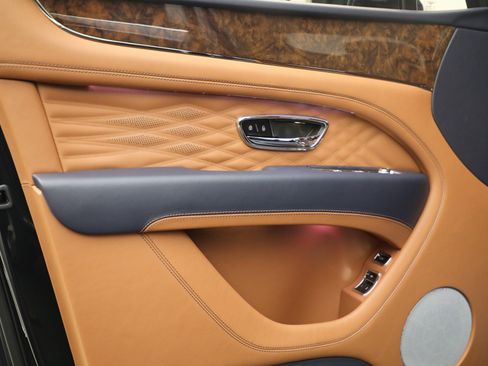 New 2025 Bentley Bentayga image 14