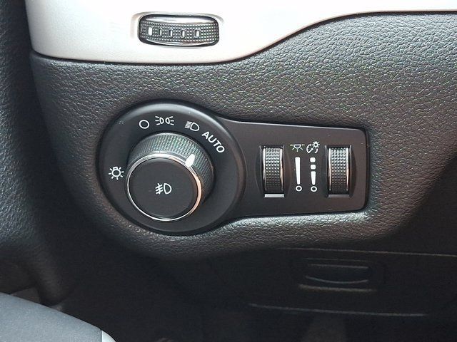 Certified 2018 Jeep Cherokee Latitude Plus AWD/4WD image 30
