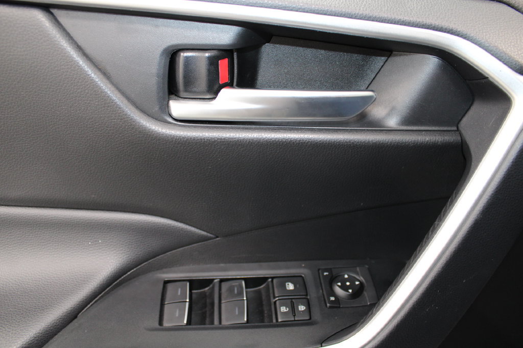 Used 2025 Toyota RAV4 XLE AWD/4WD image 39