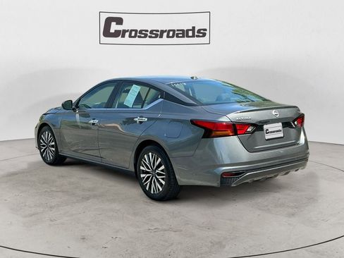 Used 2024 Nissan Altima 2.5 SV FWD image 3