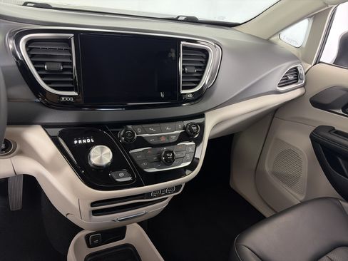 Used 2023 Chrysler Pacifica Touring-L FWD image 8