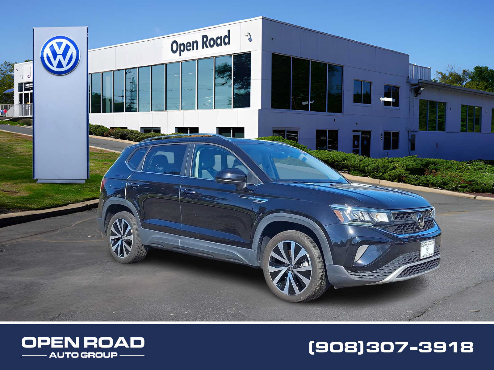 Used 2024 Volkswagen Taos SE w/ Panoramic Sunroof Package FWD image 1