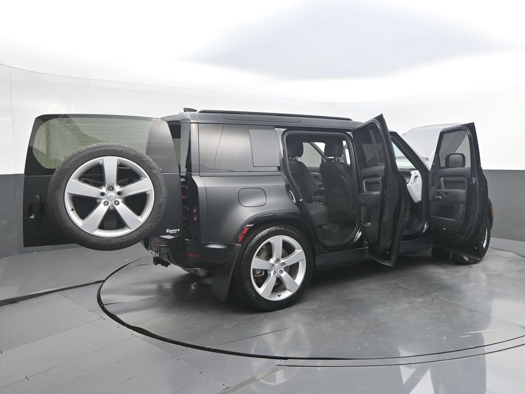 Used 2025 Land Rover Defender 110 X-Dynamic SE AWD/4WD image 40