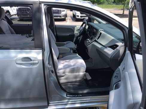 Used 2020 Toyota Sienna LE w/ Carpet Mat Package FWD image 27