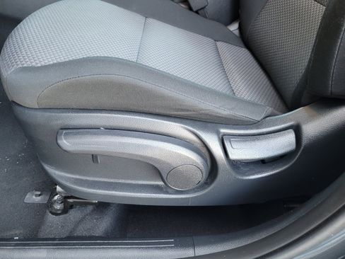 Used 2025 Kia Soul LX w/ LX Technology Package FWD image 12