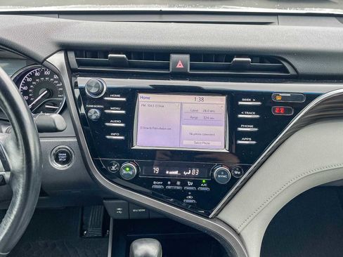 Used 2018 Toyota Camry XLE image 12