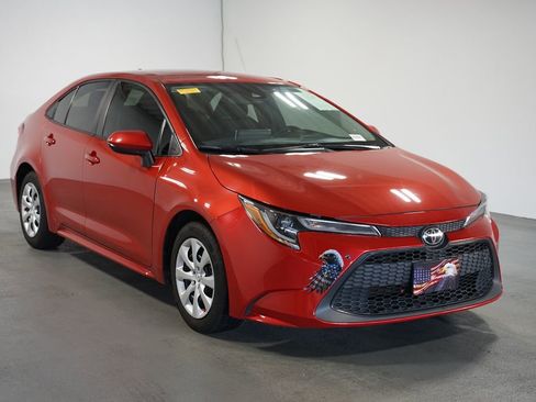 Used 2021 Toyota Corolla LE image 3