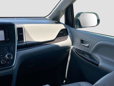 Used 2020 Toyota Sienna XLE FWD image 21