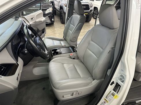 Used 2015 Toyota Sienna XLE AWD/4WD image 38