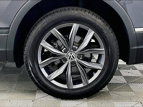Used 2022 Volkswagen Tiguan SE image 8