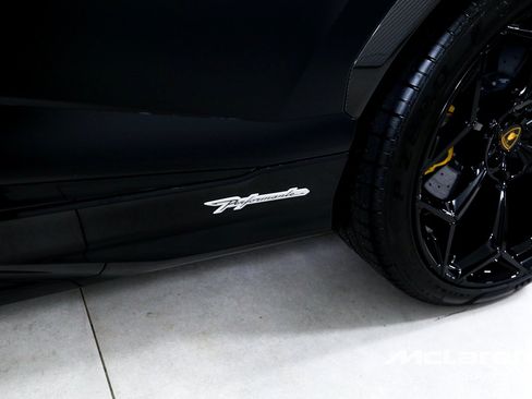 Used 2024 Lamborghini Urus Performante AWD/4WD image 40