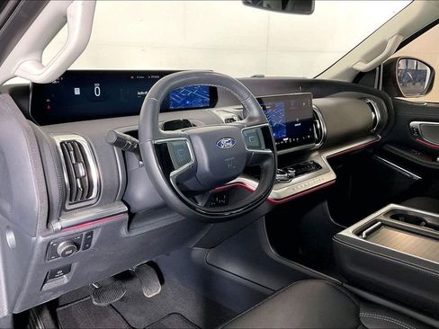 Used 2025 Ford Expedition Platinum image 18