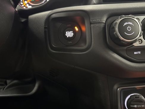 Used 2025 Jeep Wrangler Unlimited Rubicon image 5