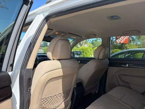 Used 2012 Kia Sorento LX w/ Convenience Pkg image 7