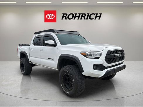 Used 2019 Toyota Tacoma TRD Off-Road w/ Technology Package image 4