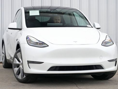 Used 2020 Tesla Model Y Long Range image 4