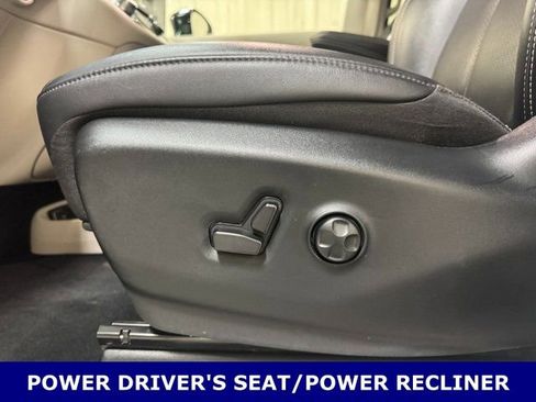 Used 2024 Chrysler Pacifica Touring-L image 15