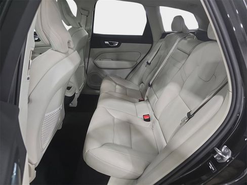 Used 2020 Volvo XC60 T5 Momentum image 12