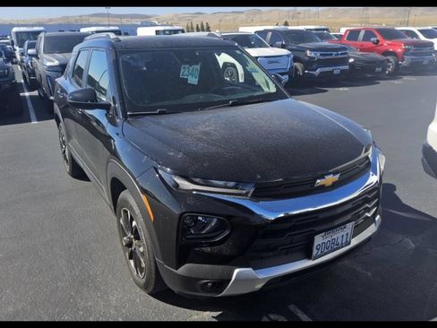 Used 2023 Chevrolet TrailBlazer LT FWD image 2
