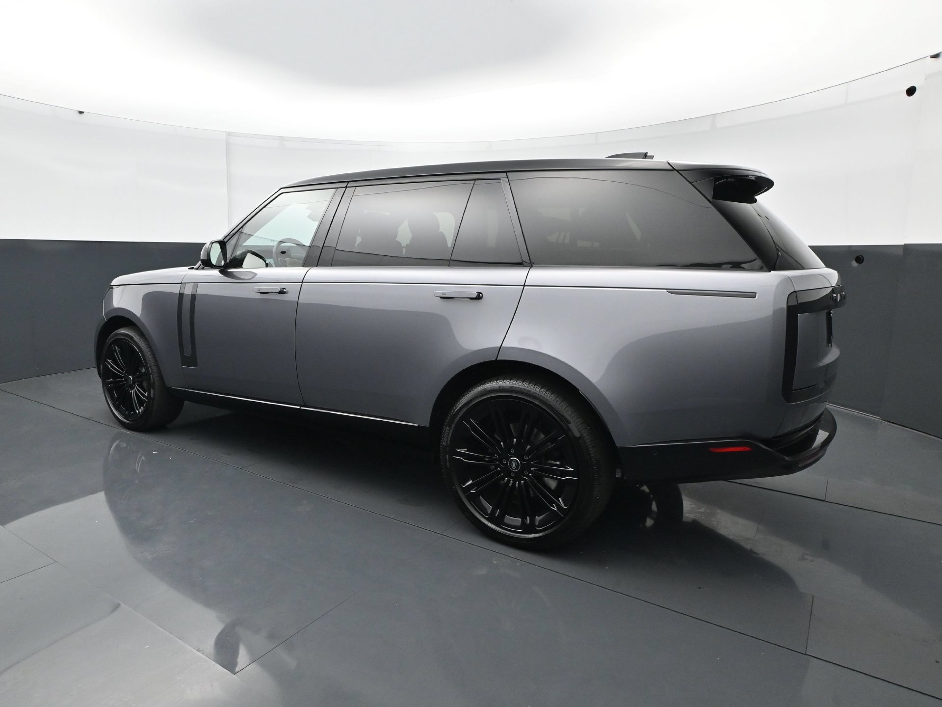 Used 2025 Land Rover Range Rover Long Wheelbase SE AWD/4WD image 4