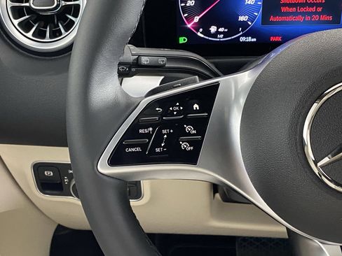 Used 2025 Mercedes-Benz GLB 250 4MATIC image 16