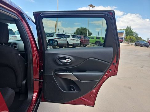 Used 2021 Jeep Cherokee Latitude AWD/4WD image 15