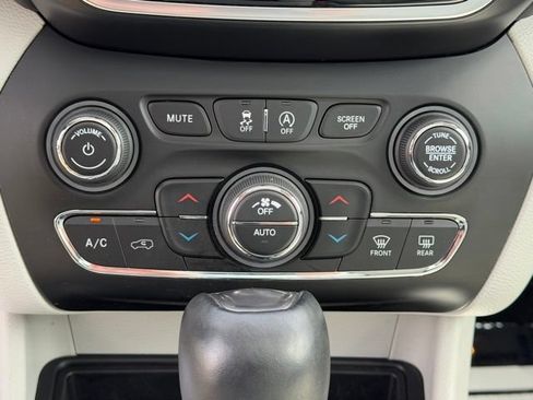 Used 2021 Jeep Cherokee Limited AWD/4WD image 29