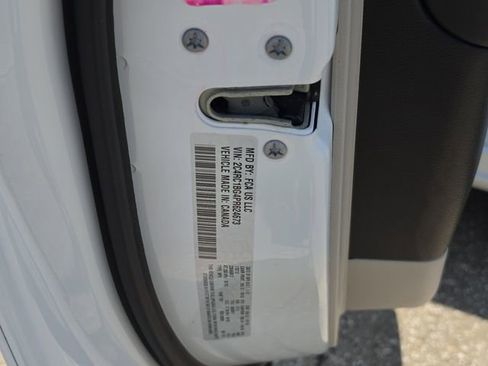 Used 2023 Chrysler Pacifica Touring-L FWD image 32