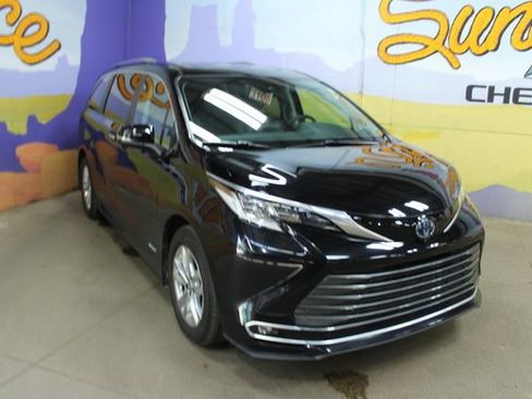 Used 2021 Toyota Sienna Limited FWD image 2