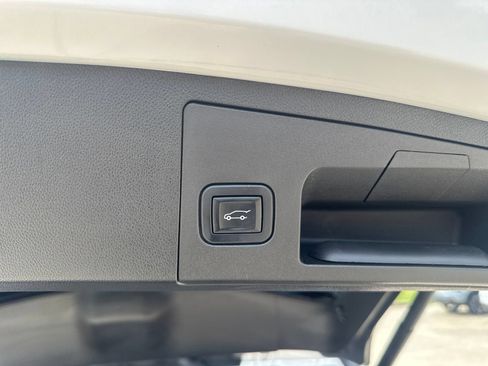 Used 2023 Cadillac XT4 Luxury w/ Cold Weather Package FWD image 24