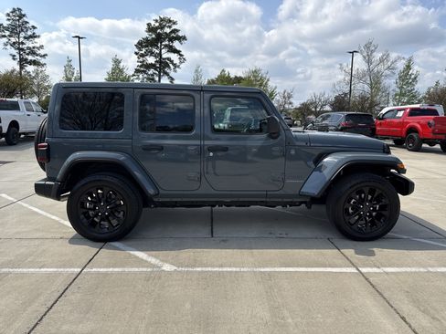 Used 2025 Jeep Wrangler Unlimited Sahara w/ Safety Group AWD/4WD image 10