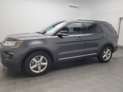 Used 2018 Ford Explorer XLT w/ Equipment Group 202A FWD image 2