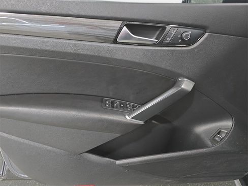 Used 2022 Volkswagen Passat 2.0T R-Line image 26