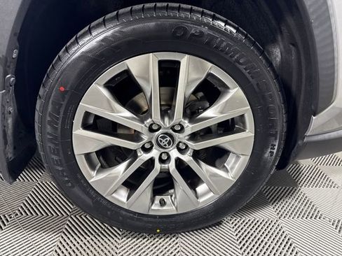 Used 2020 Toyota RAV4 XLE Premium image 18