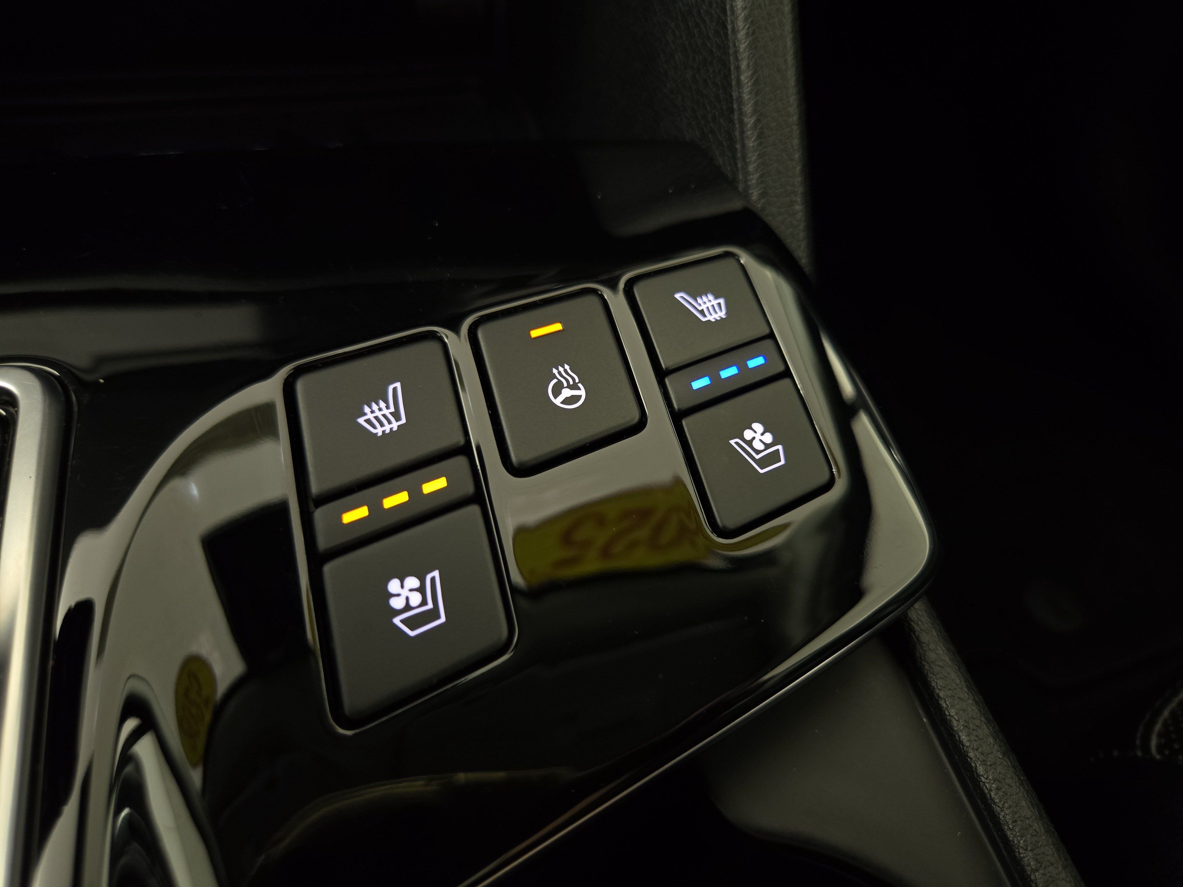 Used 2025 Kia Sportage SX FWD image 30