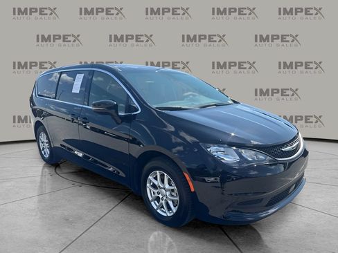 Used 2025 Chrysler Voyager LX FWD image 4