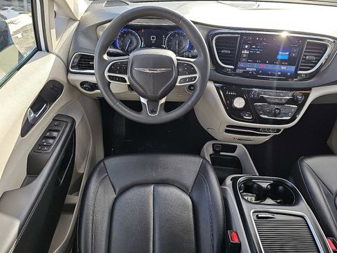 Used 2024 Chrysler Pacifica Touring-L image 14
