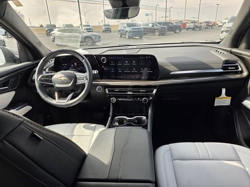 Used 2025 Chevrolet Traverse High Country image 3