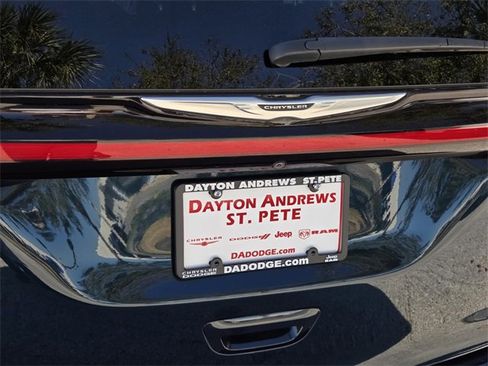 Certified 2022 Chrysler Pacifica Touring-L image 10