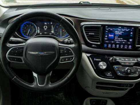 Used 2019 Chrysler Pacifica Touring-L Plus w/ Advanced Safetytec Group image 20