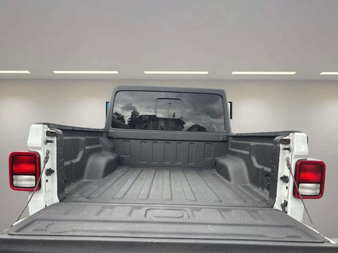 Used 2022 Jeep Gladiator Overland w/ Popular Equipment Package AWD/4WD image 9